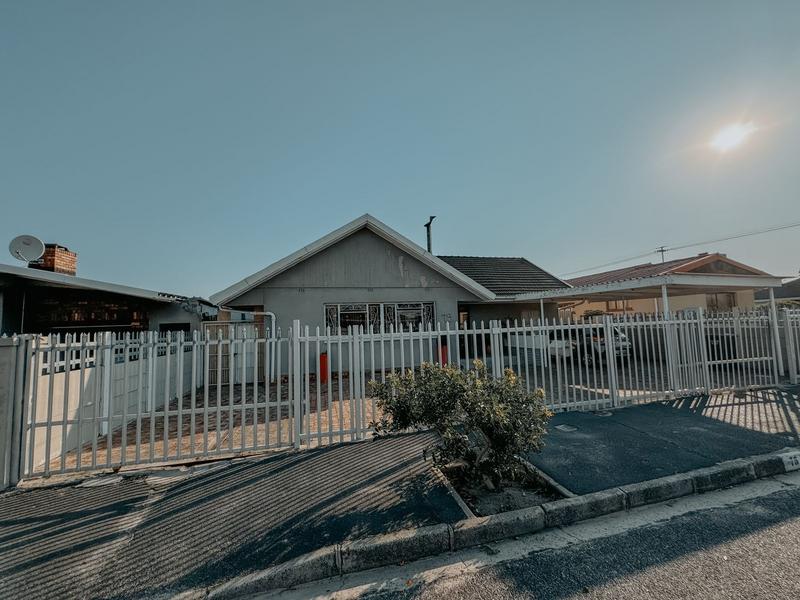 4 Bedroom Property for Sale in Goodwood Central Western Cape